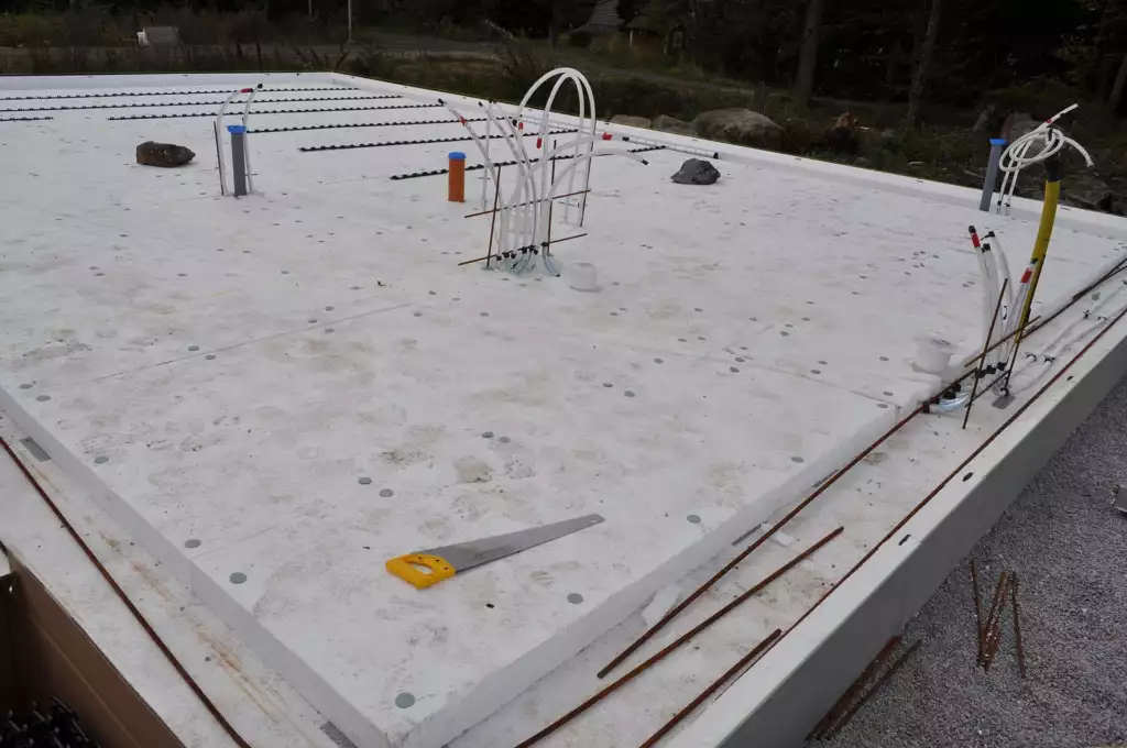 Ny gjuten betongplatta med isolering