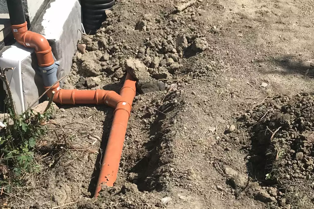 Nya dräneringsrör vid husgrunden
