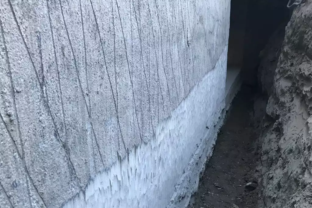 Källarvägg i öppet schakt inför fuktskydd